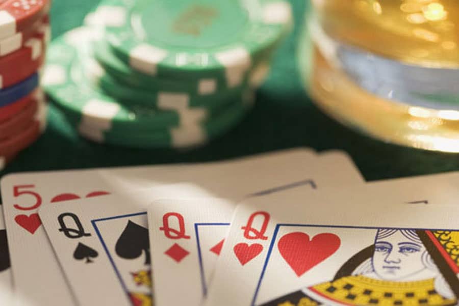 So sánh hai nền tảng Blackjack: Trực tuyến và Ngoại tuyến